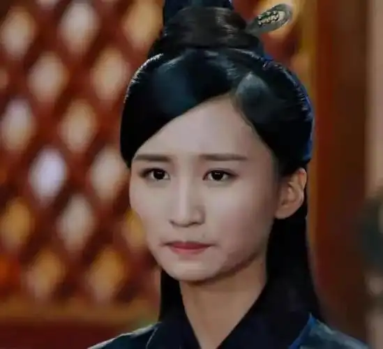 还是和老婆一起合作的,聂欢在里边饰演了个小角色叫冷月,排在演员表第