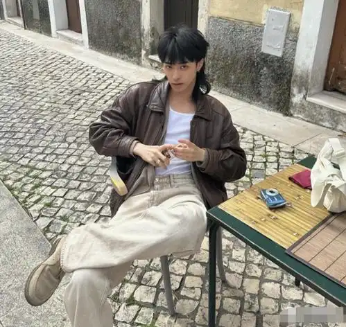 庾澄庆儿子庾恩利晒女装照,一身超短裙眼神迷离,网友:儿女双全