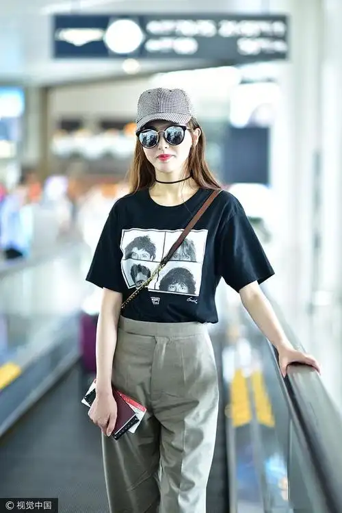 唐嫣机场街拍穿黑t配工装裤攻气十足