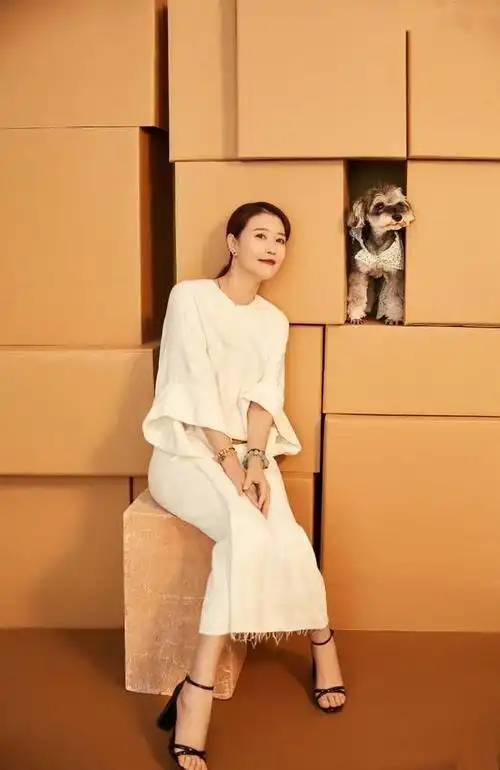 周海媚真够丰满54岁穿抹胸裙还有凹凸身材小花们都嫉妒了