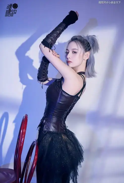 硬糖少女高马尾皮衣霸气写真