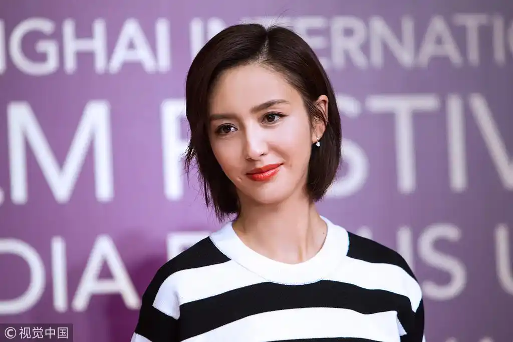 甜!佟丽娅梳利落短发冲镜头比v