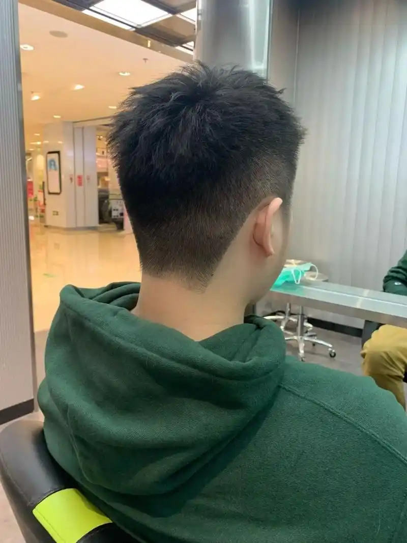 微胖的男生适合剪什么发型 不妨试试这款小飞机发型