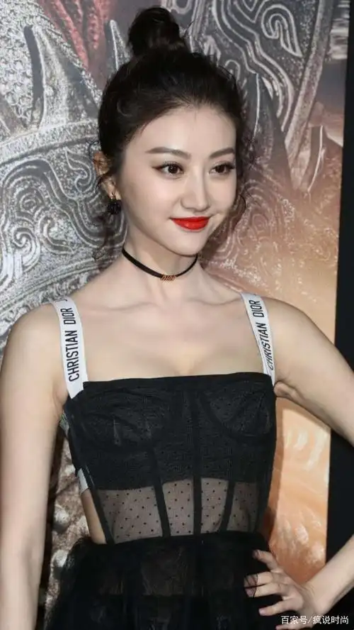 景甜穿衣够时尚,吊带裙上拼蕾丝,甜美又可爱