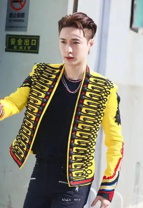 张艺兴路拍,黄色"王子"外套配牛仔裤行色匆匆,像出逃的王子_黑色_造型