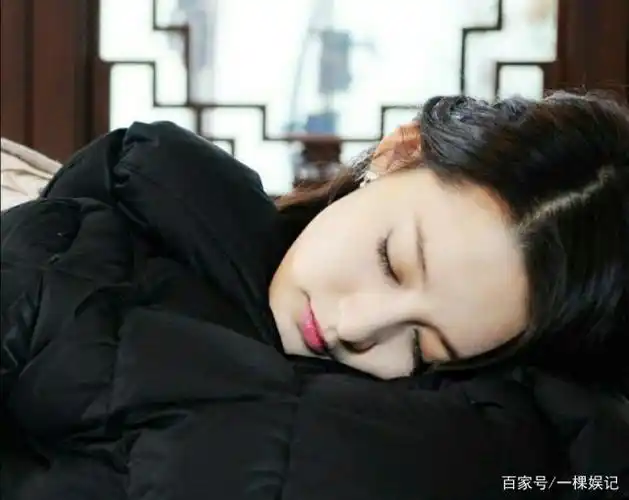 女星睡颜:郑爽,李沁,杨幂,张天爱,热巴,诗诗等人,谁最美?