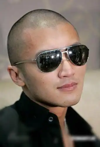 是非常适合男子汉们的一个发型,也难怪入伍当兵的男生们都喜欢剪卡尺