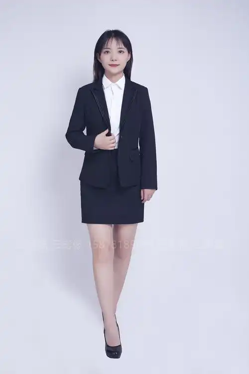 南宁高校毕业生女生正装全身照