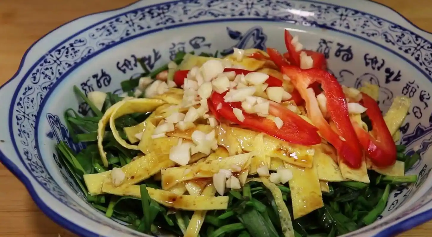 教大家这样一道美食韭菜凉拌鸡蛋皮,做法简单,营养又美味!