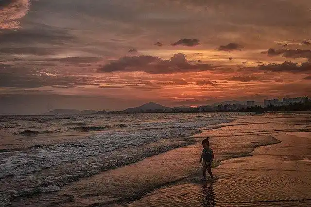 在海边玩水的小朋友