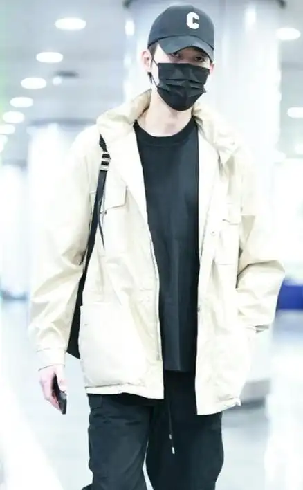 张翰现身北京机场时尚搭配黑白运动风酷感十足