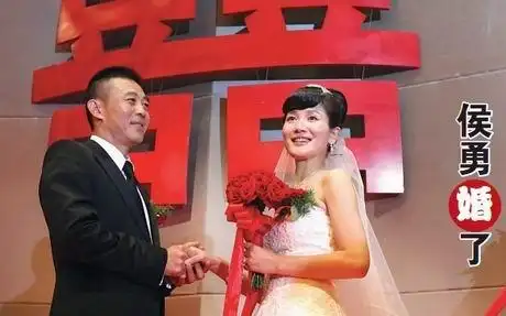 他是老戏骨却风流,三任妻子越来越年轻!抛糟糠之妻娶小20岁娇妻