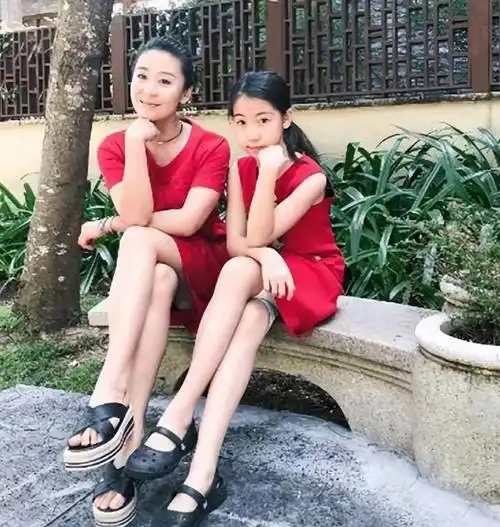 苗圃晒照庆47岁生日,大19岁富商丈夫送鲜花,龙凤胎女儿神似妈妈_罗晋