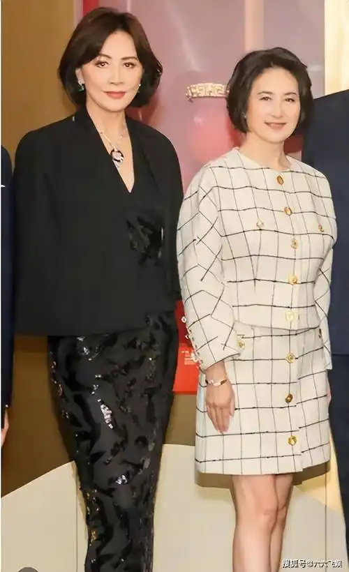 比何超琼高了半个头的刘嘉玲,赢了身高输了气场,合照站位尴尬_许晋亨