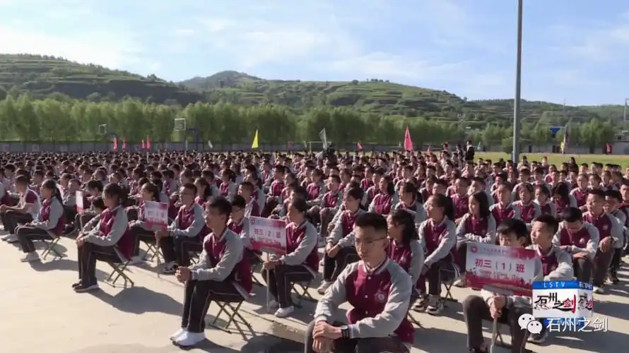 近日,吕梁市交警支队直属三大队走进辖区精英中学利用新生开学典礼之