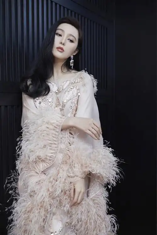 范冰冰高调复出穿薄纱羽毛礼服出席活动贵气的不敢认