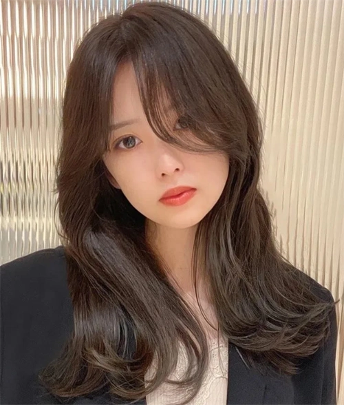 三七分,四六分刘海发型设计,这一款外翻s卷的发型,格外修颜瘦脸.