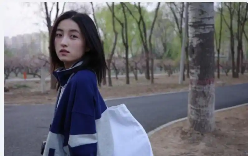 6722岁张子枫素颜逛公园:状态很好侧颜太绝,陈思诚很会选人