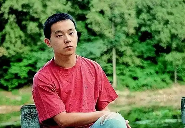 窦唯与"天后"王菲在1996年结婚轰动一时,两人育有女儿窦靖童,可惜3年