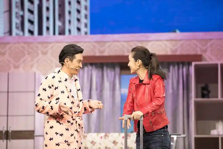 "尬书生"王宁变"萌煮夫" 称小品是合作的艺术