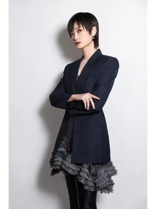 李宇春全新造型期待节目播出