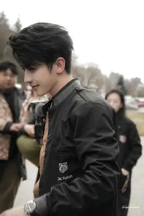 古希腊掌管脸蛋的神05  去年今日 生图侧颜鲨我    #蔡徐坤#/ride