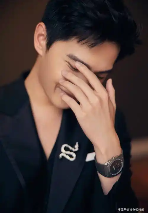 杨洋穿西装真迷人拍摄落日光感写真尽显绅士风度不愧是校草