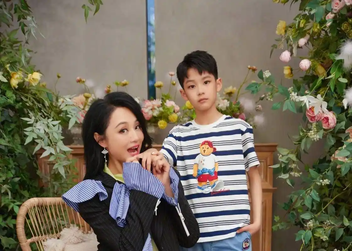 47岁曹颖晒与儿子温馨大片11岁王梓涵颜值逆天