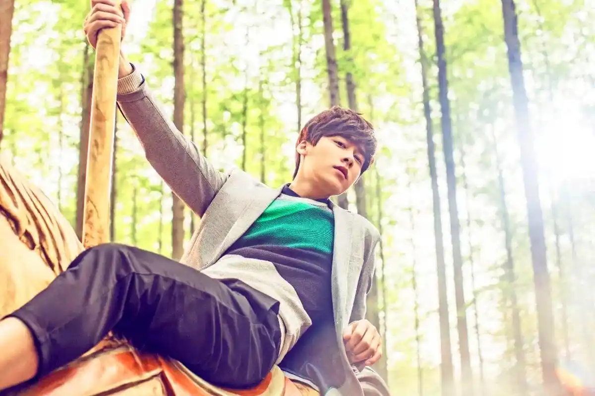 桌面壁纸 明星图片 > 正文   本文 清新帅气李易峰壁纸_帅气清新的