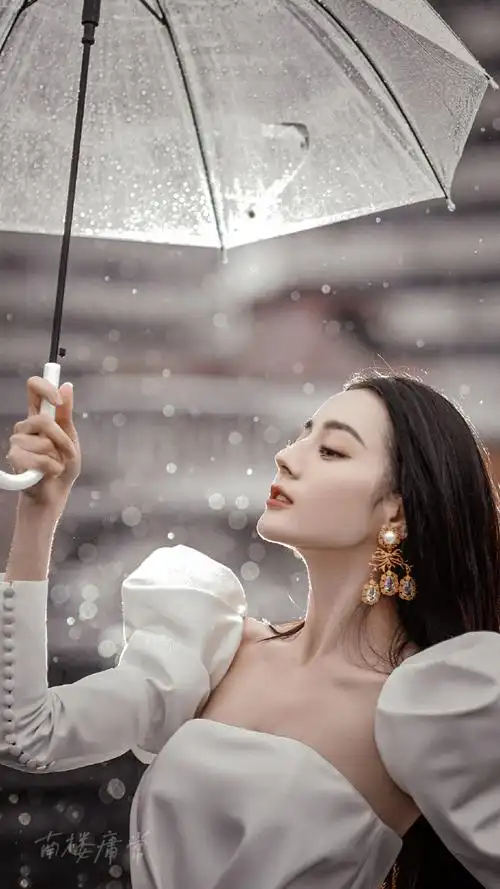 迪丽热巴雨中撑伞氛围感大片
