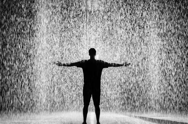 一个男人孤独沧桑背影图片,夜晚街上孤独男人背影