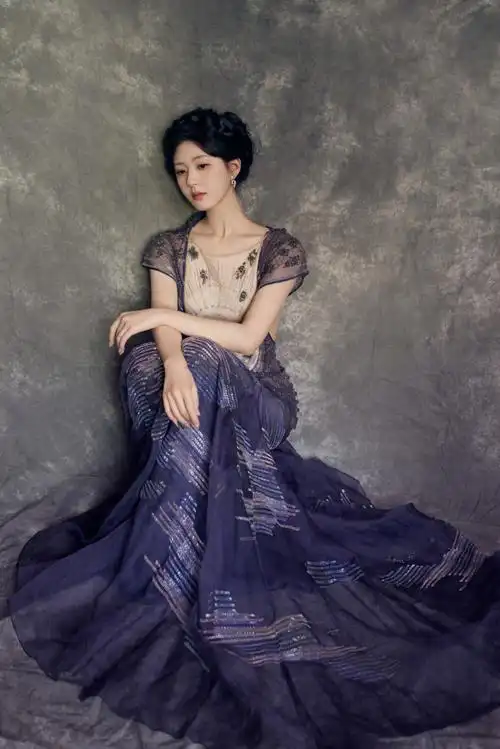 微博视界大会##赵露思 油画少女##赵露思吊带透视黑裙