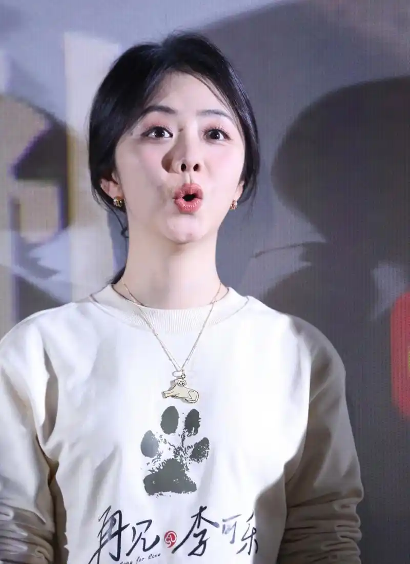 百度秋冬打卡挑战赛#  谭松韵电影首映礼生图,她圆脸大眼睛,皮肤真好