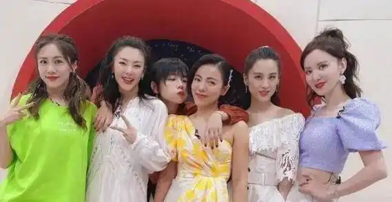 冲浪榜上乘风破浪的姐姐,阿朵排名第一,万茜进入前四,却不受宠?