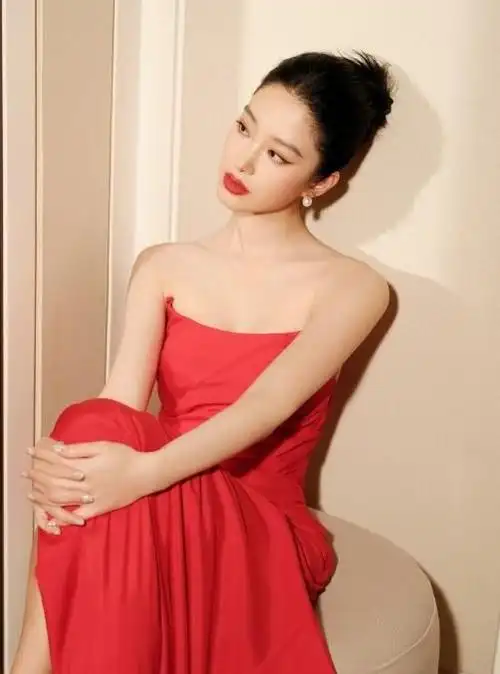 杨采钰盘发穿抹胸红裙淡雅娴静娇媚可人