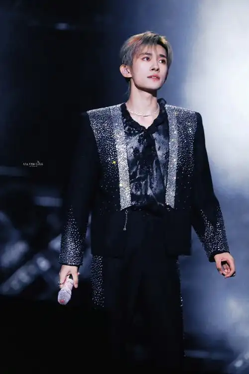 易烊千玺行走的调色盘