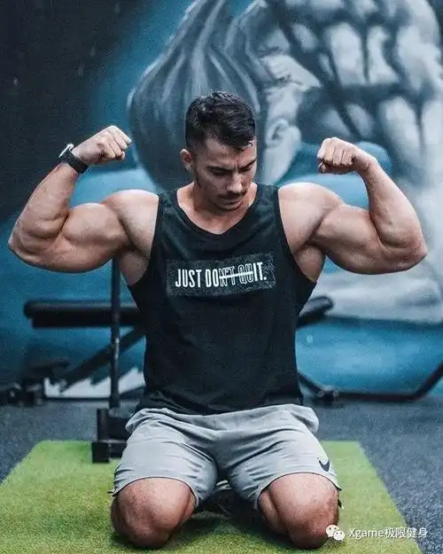 肌肉男背4人做俯卧撑网友男上加男