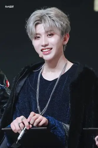 蔡徐坤壁纸嘴角带笑是少年清爽的晴朗眉眼弯弯漫溢俏皮的味道