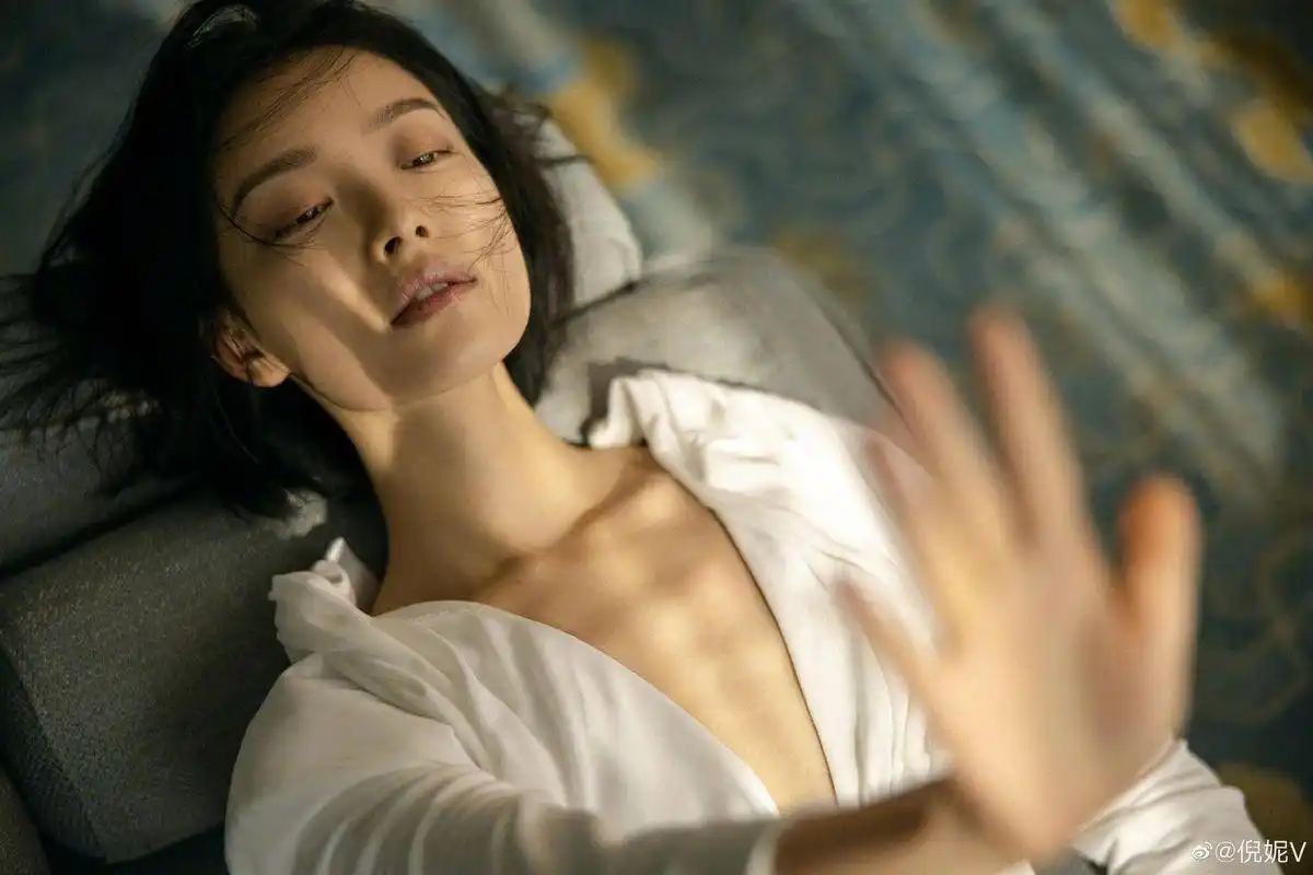 倪妮性格爽朗却开不起玩笑?笑着让工作人员滚蛋, "排骨胸"太抢眼