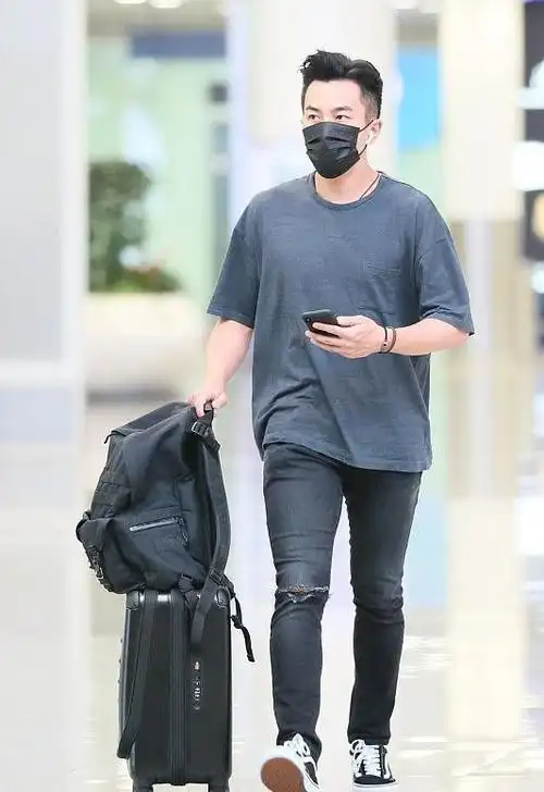 刘恺威私底下真没啥架子牛仔裤都破洞裤也要穿反而更时髦