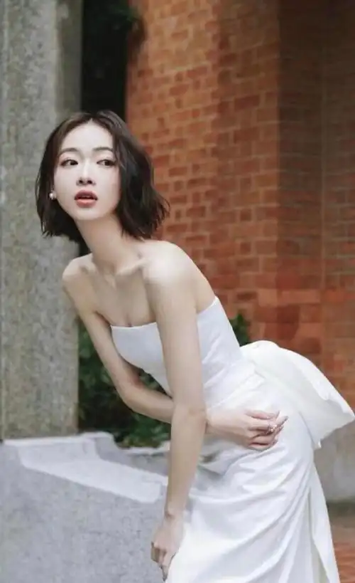 山清水秀,美人如画.端庄大方,怡然自得.最美"璎珞"吴谨言.