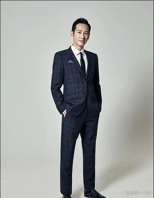 刘敏涛与王劲松牵手亮相,温婉大气与儒雅气质的一对