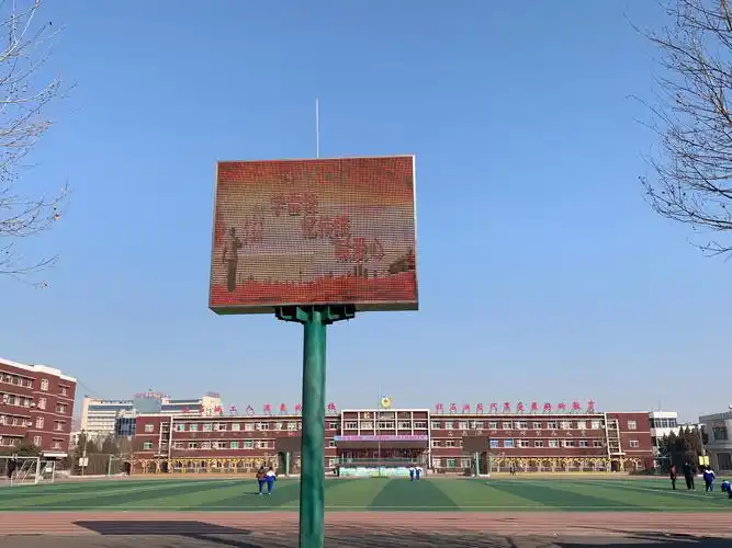 辽河油田实验中学学雷锋绿荫志愿者活动