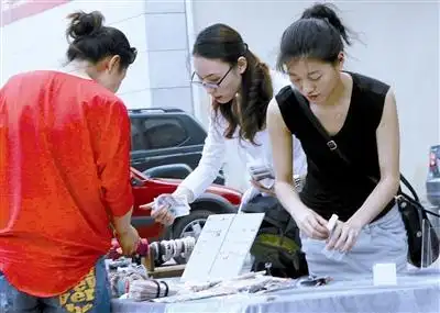 大学生暑期"练摊儿"忙