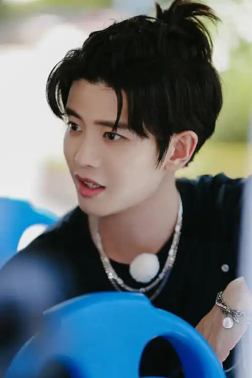 苹果头又帅气又可爱 期待今晚的节目#任嘉伦嗨放派苹果头造型