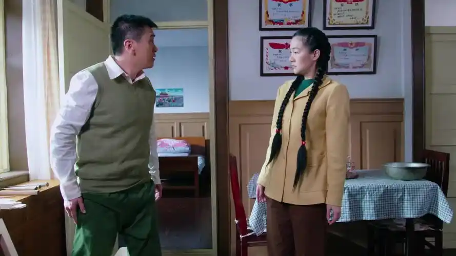 【我哥我嫂】乔彩霞拒绝宿舍分配,跟铁军住一起-电视片花-在线观看