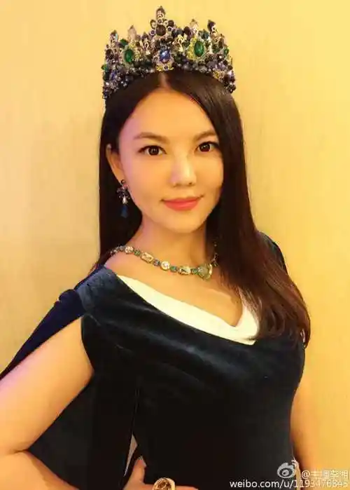 1976年出生的李湘,曾是湖南卫视《快乐大本营》的掌门主持,离开湖南