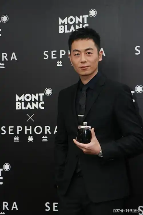 "行走的荷尔蒙"朱亚文现身某品牌活动 寸头西装尽显熟男魅力