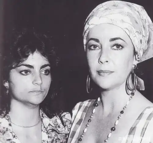 费雯丽女儿气质像保姆,茜茜公主女儿长成方脸,她们的后代全长残