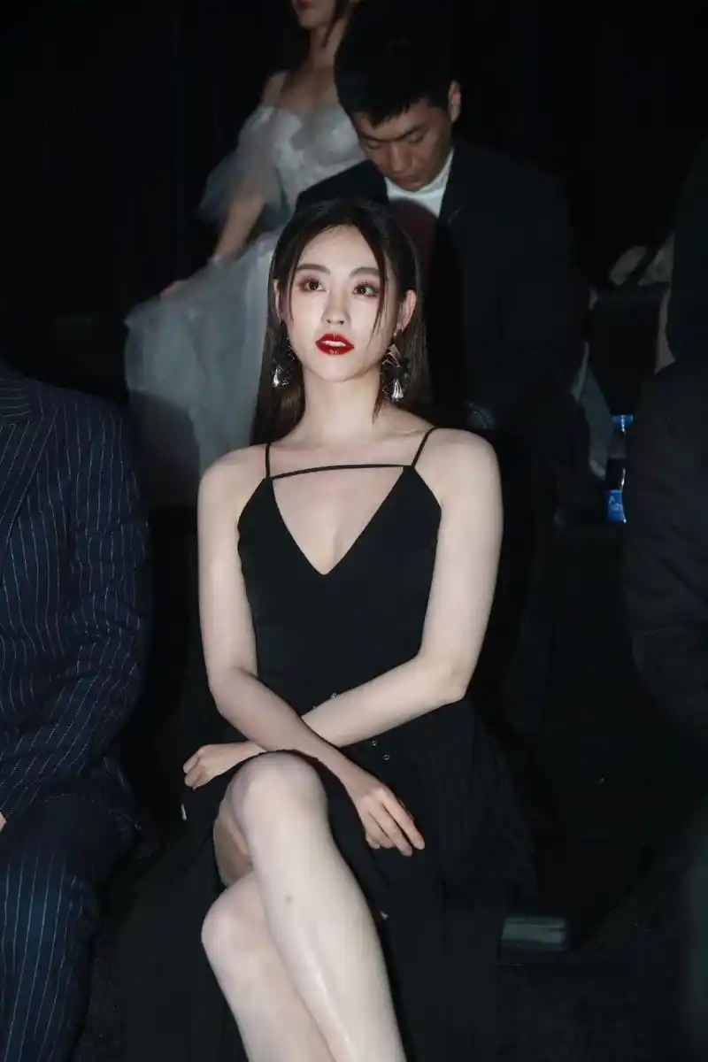 祝绪丹黑色吊带长裙美照,妖艳有气质,唯独缺少一份性感!#2024我想说